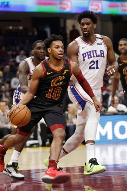 Joel Embiid (d) dejó el juego de ayer ante los Cavaliers de Cleveland, por una lesión en el hombro izquierdo. (AP)