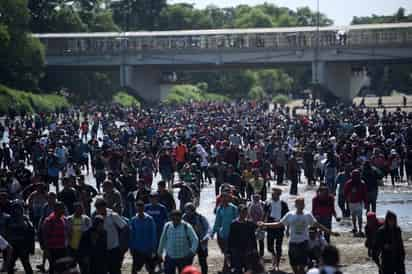 Los oficiales de CBP comenzaron a aceptar el tráfico de peatones y vehículos después de que anoche se cerrase. (EFE) 