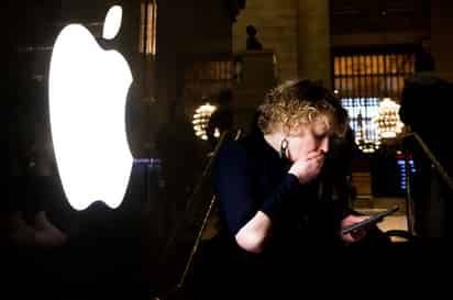 La multinacional Apple ha alcanzado un acuerdo extrajudicial en Estados Unidos por el que pagará hasta 500 millones de dólares como compensación por haber ralentizado deliberadamente los modelos antiguos de sus teléfonos iPhone, según documentos judiciales dados a conocer este lunes. (ARCHIVO)