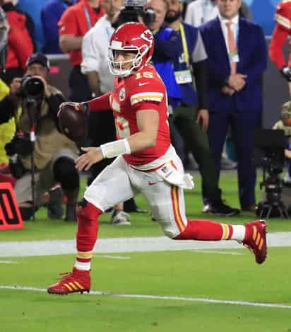 Pese a que falta mucho para que comience la siguiente temporada de la NFL, el mariscal de campo de los Jefes, Patrick Mahomes, ya se prepara para estar al cien por ciento en cuestión de salud. (ARCHIVO) 