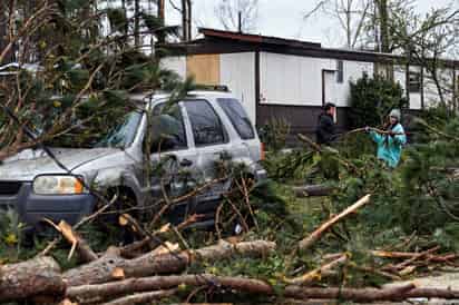 La gravedad de la situación por las tormentas y tornados, que solo en Nashville ha destruido al menos 40 estructuras, entre viviendas y edificios comerciales, ha motivado que el gobernador estatal, el republicano Bill Lee, declarara el estado de emergencia y se abran al menos cuatro refugios.
(EFE)