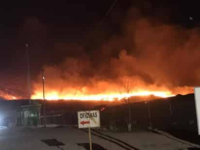 Se desconocen las causas del incendio, que se generó en la parte media del relleno sanitario y que por las ráfagas de viento, de inmediato se propago a una extensión de más de tres kilómetros. (EL SIGLO DE TORREÓN)