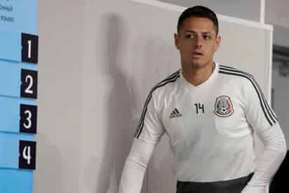 Javier Hernández quiere saber qué se hace con tanto dinero que se gana en la Selección Nacional. (ARCHIVO)