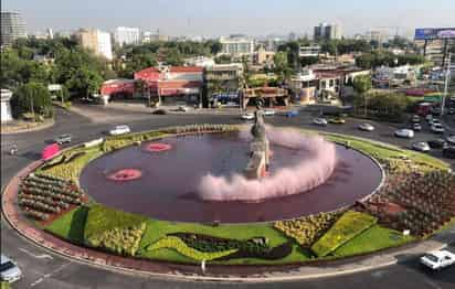 La madrugada de este sábado el agua de la fuente que rodea la escultura de La Minerva fue teñida de rojo en protesta por la violencia contra las mujeres. (REDES SOCIALES)
