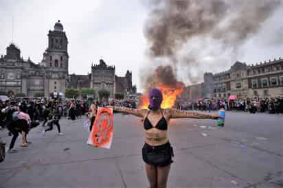 Durante el evento, se registraron varios incidentes, un grupo de encapuchadas tiró las vallas que protegían la Catedral Metropolitana y posteriormente lanzaron cuatro bombas molotov a las afueras de Palacio Nacional, hasta el momento la Brigada Humanitaria Marabunta reporta 19 heridas por quemaduras y golpes. (NOTIMEX)