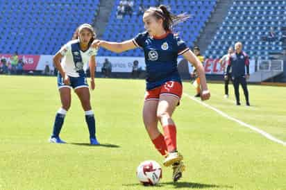 Rubí Soto controla el balón en un duelo contra el Puebla. (CORTESÍA)