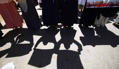 Las mujeres que marcharon no prescindieron de su velo, en blanco, café o negro, al tiempo que portaban cartelones con demandas. (EFE) 