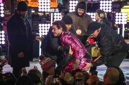 En la polémica. Critican seguidores a Post Malone luego de tropezar en un concierto, lo acusan de salir al escenario drogado. (EFE)