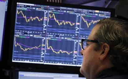 Wall Street operó con optimismo desde la apertura en reacción a las medidas para combatir el impacto del coronavirus en la cadena de suministro que está estudiando el Gobierno de Donald Trump y que podrían pasar por una bajada de impuestos, según anunció anoche el mandatario estadounidense.
(EFE)