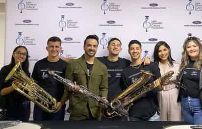 El artista puertorriqueño Luis Fonsi entregó este miércoles instrumentos musicales valorados en 20,000 dólares a la Escuela Especializada de Bellas Artes Ernesto Ramos Antonini, afectada por los temblores de magnitud 5,8 y 6,4 que afectaron el sur de la isla el pasado 6 y 7 de enero en Yauco. (INSTAGRAM)