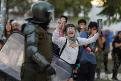 Agrupaciones estudiantiles y sindicales chilenas protestaron este miércoles en Santiago y otras ciudades del país para mostrar su rechazo al Gobierno del conservador Sebastián Piñera. (ARCHIVO)