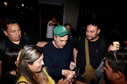 Recibimiento. David se puso una gorra oficial del Club Santos Laguna que le regaló un fan. (EL SIGLO DE TORREÓN) 