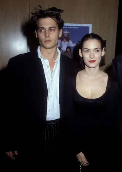 Apoyo. La actriz Winona Ryder defiende a su expareja, el también actor, Johnny Depp de las acusaciones de maltrato de Amber Heard.