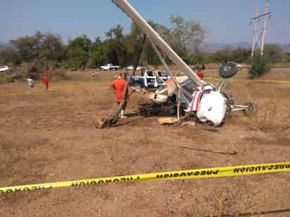 Una avioneta para fumigación agrícola se desplomó esta mañana cuando realizaba una maniobra cerca de la zona urbana del municipio de Coalcomán. (ESPECIAL)