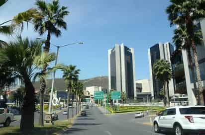 Las amplias y modernas avenidas, habitualmente congestionadas a cualquier hora del día en San Pedro Garza García, Nuevo León, este martes lucieron semidesiertas. (EL UNIVERSAL)