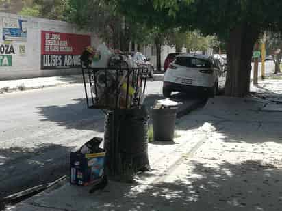 Ciudadana denuncia que no ha pasado la empresa concesionaria del servicio de limpieza, por lo que ya tienen dos costales grandes de basura.