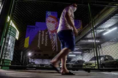 Jair Bolsonaro, presidente de Brasil, anunció una nueva medida provisional laboral, la cual permitirá a las empresas suspender los pagos de los trabajadores que no acudan a sus centros de labores durante la pandemia hasta cuatro meses. (EFE)