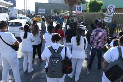 En punto de las 9 de la mañana de este lunes, los inconformes se plantaron a las afueras de la unidad para mostrar su malestar y sobretodo su preocupación. (FERNANDO COMPEÁN)