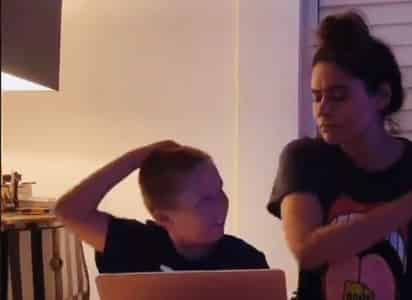 La conductora del programa Hoy, Galilea Montijo, ha dado de qué hablar tras compartir un video en el que “le pega en la cabeza” a su hijo Mateo mientras repasan las tablas. (ESPECIAL) 
