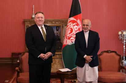 El presidente afgano Mohammad Ashraf Ghani (D) y el Secretario de Estado de EUA, Mike Pompeo (I). (EFE)