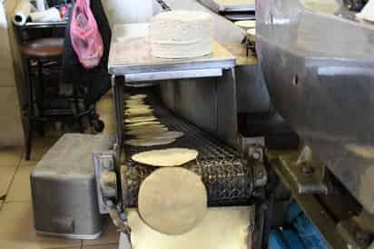 El kilo de tortillas tendrá un incremento de entre dos a cuatro pesos a partir de esta semana en el Estado de México y Ciudad de México, mientras que en algunos puntos del país, como en Quintana Roo y Yucatán podría llegar hasta 20 pesos el kilo, así lo anunció Sergio Jarquín Muñoz, presidente del Consejo Rector de la Tortilla Tradicional Mexicana. (ARCHIVO)