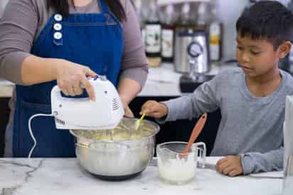 Durante las próximas semanas salir de tu casa para ir por tu nieve favorita o algún otro postre para aligerar el calor no será posible, sin embargo, puedes innovar con ingredientes que suelen estar en casa.  (ARCHIVO) 