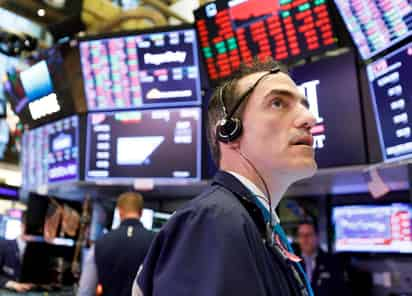 Al término de las operaciones en la Bolsa de Nueva York, el Dow Jones rebotó unos impresionantes 2,112.98 puntos, registrando la mayor subida absoluta de su historia y situándose en 20,704.91 enteros, aupado por los colosales avances de Chevron (23 %), American Express (22 %), Boeing (20 %) o McDonald's (18 %). (ARCHIVO)