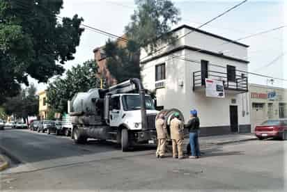 Al entrar la temporada de altas temperaturas se requiere realizar este tipo de trabajos de mantenimiento, con la finalidad de mantener en óptimas condiciones el sistema y evitar brotes de aguas negras que pongan en riesgo la salud de la ciudadanía. (EL SIGLO DE TORREÓN)