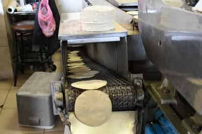 Estiman que el precio de a tortilla podría llegar hasta los 20 pesos por kilo de seguir el ocultamiento del granao. (EFE) 