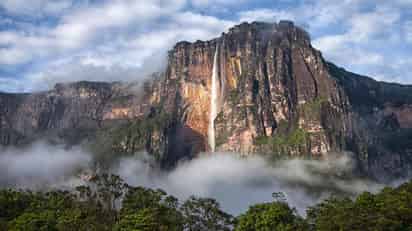 La Gran Sabana venezolana es uno de esos lugares dignos de un documental, un paraíso con el que podrían soñar los viajeros aventureros. Es ahí donde fluye la fuerza torrencial del Salto del Ángel, la cascada más alta del planeta y uno de los lugares más bellos que puedan existir. (Tomada de Twitter@vanjerono)