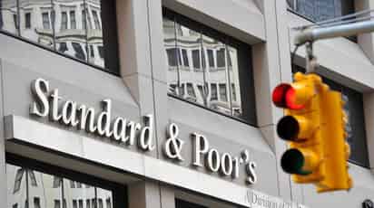 Standard and Poor's recordó que ante el contexto que enfrenta el país, la perspectiva de su calificación es negativa, lo que indica los riesgos de otra baja de calificación durante los siguientes 12 a 24 meses, como resultado de una ejecución de políticas irregular o no efectiva que debiliten potencialmente las finanzas públicas, o debido a mayores pasivos contingentes fuera del presupuesto. (ESPECIAL)