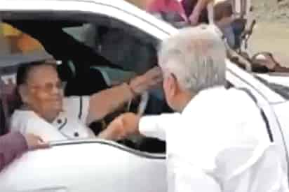 'Te saludo, no te bajes, no te bajes (...) ya recibí tu carta', asevera el Presidente al estrechar la mano de la madre del capo, quien está dentro de una Lobo. En el video, difundido en redes sociales, se observa cómo López Obrador saluda a Loera Pérez.
(ESPECIAL)