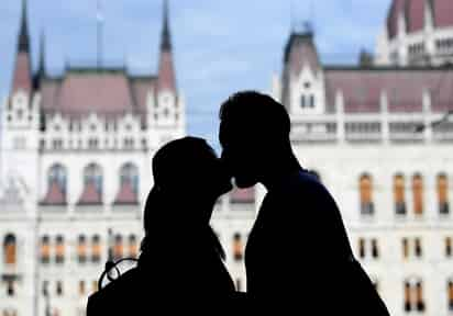 Si bien es del conocimiento de muchos que en algunos lugares de Europa como Francia y España, las personas se saludan con dos besos en las mejillas, o hasta tres. (ARCHIVO)