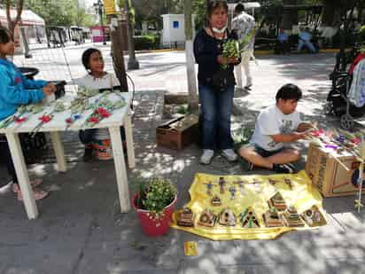 Las ventas de ramos y cruces de madera por el Domingo de Ramos no han repuntado a pesar de que los sacerdotes de la iglesia del Sagrado Corazón de Jesús realizaron una pequeña caravana.