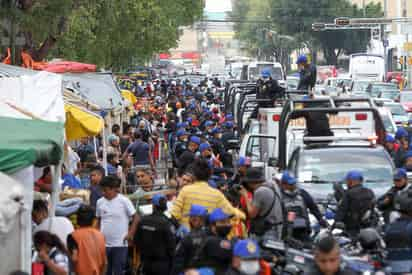 Elementos de la Secretaría de Seguridad Ciudadana (SSC) de la Ciudad de México, en coordinación con personal de la alcaldía Cuauhtémoc, implementaron un operativo en el mercado de pescados y mariscos ubicado en La Viga, para exhortar a las personas a mantenerse al interior de sus domicilios ante la emergencia sanitaria por el COVID-19. (NOTIMEX)