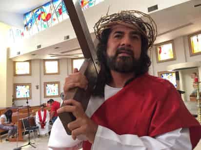 Con la misma devoción, José de 50 años de edad, avanzó minutos después de las 9 de la mañana por las 14 estaciones que refieren los momentos vividos por Jesucristo al interior del templo.
(EL SIGLO DE TORREÓN)