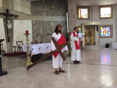 Ayer se realizó la escenificación del Viacrucis en el fraccionamiento Santa Rosa a puerta cerrada.