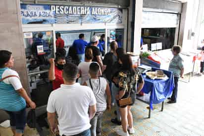 Se observaron largas filas de compradores en las pescaderías del mercado Juárez ayer.