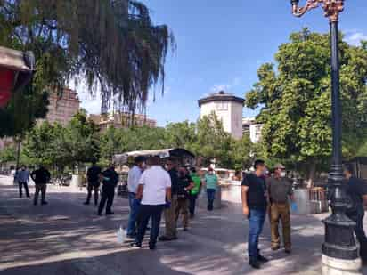 Además se realizaron labores de sanitización y entrega de cubrebocas, gel antibacterial y guantes a las personas que en ese momento se encontraban en el espacio. (MARY VÁZQUEZ/EL SIGLO DE TORREÓN)