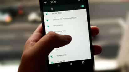 ¿Te imaginas poder cargar tu teléfono móvil sin necesidad de conectarlo a la corriente eléctrica o de ponerlo en contacto con algún dispositivo o superficie especial? Según el MIT, esto podría ser posible en un futuro no tan lejano. (ESPECIAL)