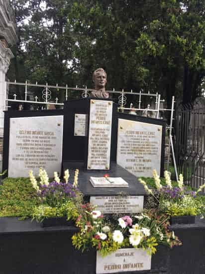 Solitaria. El Panteón Jardín donde descansan los restos del ídolo mexicano fue cerrado debido a la contingencia por el COVID-19. (ARCHIVO)