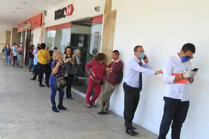 Dentro del banco apenas se ve movimiento, unas 10 personas entre clientes, ejecutivos de cuentas y cajeros; en la entrada, una empleada va dando el paso una a una a las personas, no sin antes proporcionarles una dotación de gelantibacterial.
