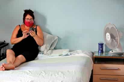 El Gobierno argentino recomendó este viernes, para evitar el riesgo de contraer coronavirus, no tener relaciones sexuales con personas con las que no se convive y usar las videollamadas, el sexo virtual y el sexteo. (ARCHIVO) 
