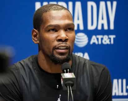 El alero de los Nets de Brooklyn, Kevin Durant, indicó que si Michael Jordan jugara hoy en día en la NBA sería el mejor jugador de la liga. (ARCHIVO)