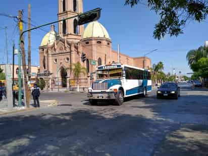 El flujo de personas en la zona Centro de Gómez Palacio disminuyó debido a que se evitó la circulación del transporte público.