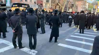 El alcalde de Nueva York supervisó la dispersión de un atestado funeral judío jasídico y criticó a los dolientes, que se habían congregado en desafío a las reglas de distanciamiento social decretadas para combatir la pandemia de coronavirus. (ESPECIAL) 