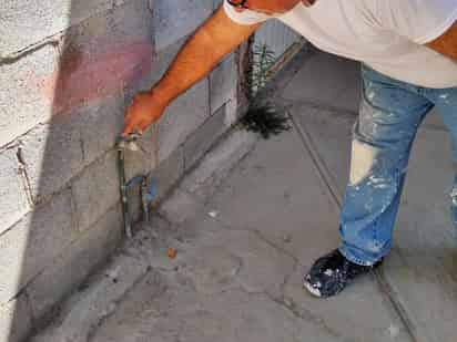 Vecinos de la colonia Nuevo Refugio se quedaron sin una gota de agua potable en sus domicilios. (EL SIGLO DE TORREÓN)