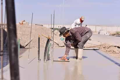 Más de 30 albañiles que laboran en un fraccionamiento en construcción, atrás de Los Viñedos, pararon labores a las 12:00 horas de este sábado y se festejaron con una comida. (ERICK SOTOMAYOR)