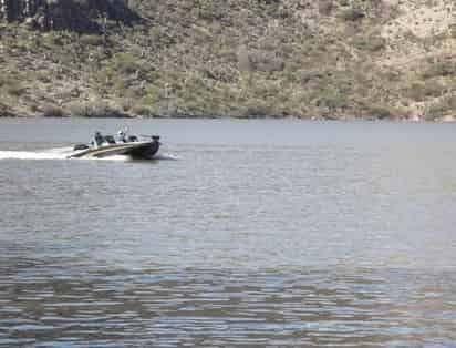 Trascendió que el sujeto ingreso para nadar tratando de cruzar la presa y de pronto se hundió, por lo que después de varios minutos pidieron el auxilio de los cuerpos de rescate. (ARCHIVO)