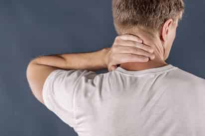 La espondilosis cervical es una degeneración de los discos intervertebrales y de las vértebras del cuello que ejerce presión sobre la médula espinal, por lo general, suele ser causada por artrosis. (ESPECIAL) 